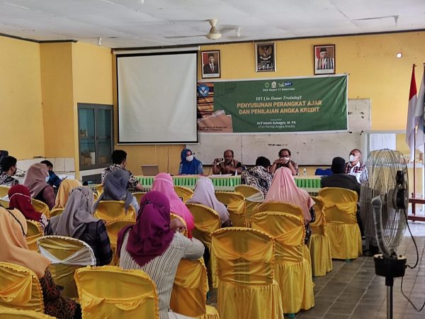 In House Training (IHT) Penyusunan Perangkat Ajar dan Penilaian Angka Kredit di SMA Negeri 11 Samarinda