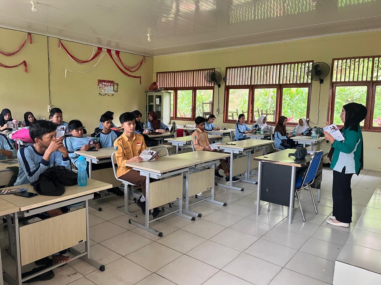 Sosialisasi Penerimaan Mahasiswa Baru Universitas Politeknik Kesehatan Kaltim dan Universitas Mulia di SMAN 11 Samarinda