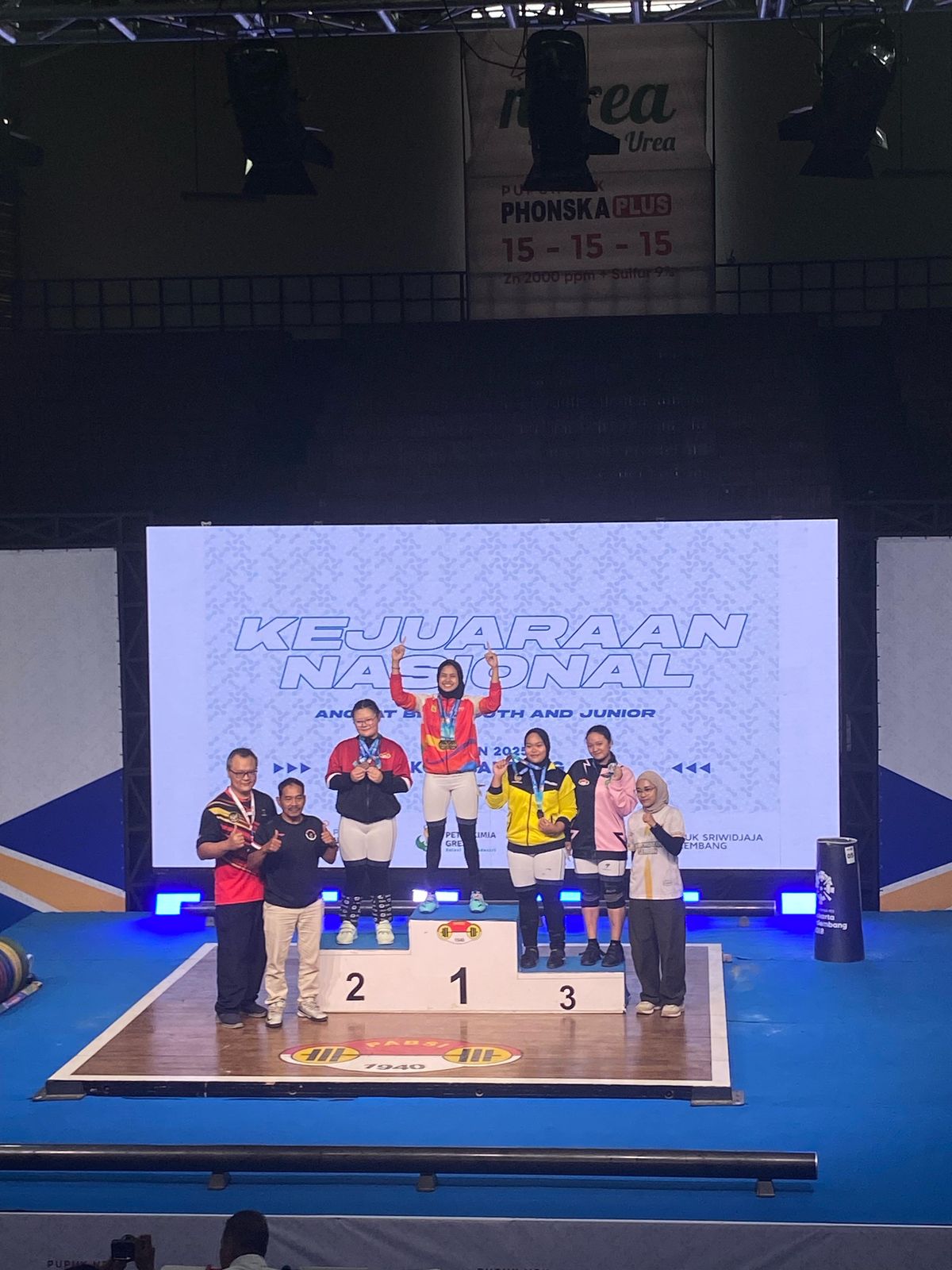 JUARA 2 ANGKAT BESI YOUTH AND JUNIOR DI BANDUNG KATEGORI CLEAN AND JERK KELAS 58+