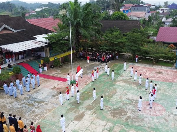WARGA SMA NEGERI 11 SAMARINDA MERAYAKAN HUT RI KE 80 TAHUN BERTEMA " BERSATU, BERDAULAT, RAKYAT SEJAHTERA, INDONESIA MAJU "