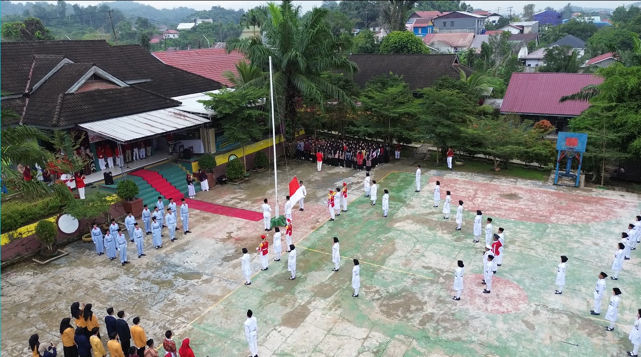 WARGA SMA NEGERI 11 SAMARINDA MERAYAKAN HUT RI KE 80 TAHUN BERTEMA " BERSATU, BERDAULAT, RAKYAT SEJAHTERA, INDONESIA MAJU "