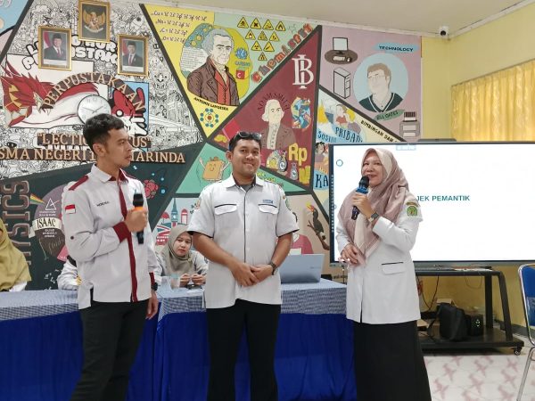 HARI KETIGA KEGIATAN DISEMINASI DAN PENYUSUNAN PERANGKAT AJAR DENGAN PENDEKATAN DEEP LEARNING DI SMA NEGERI 11 SAMARINDA