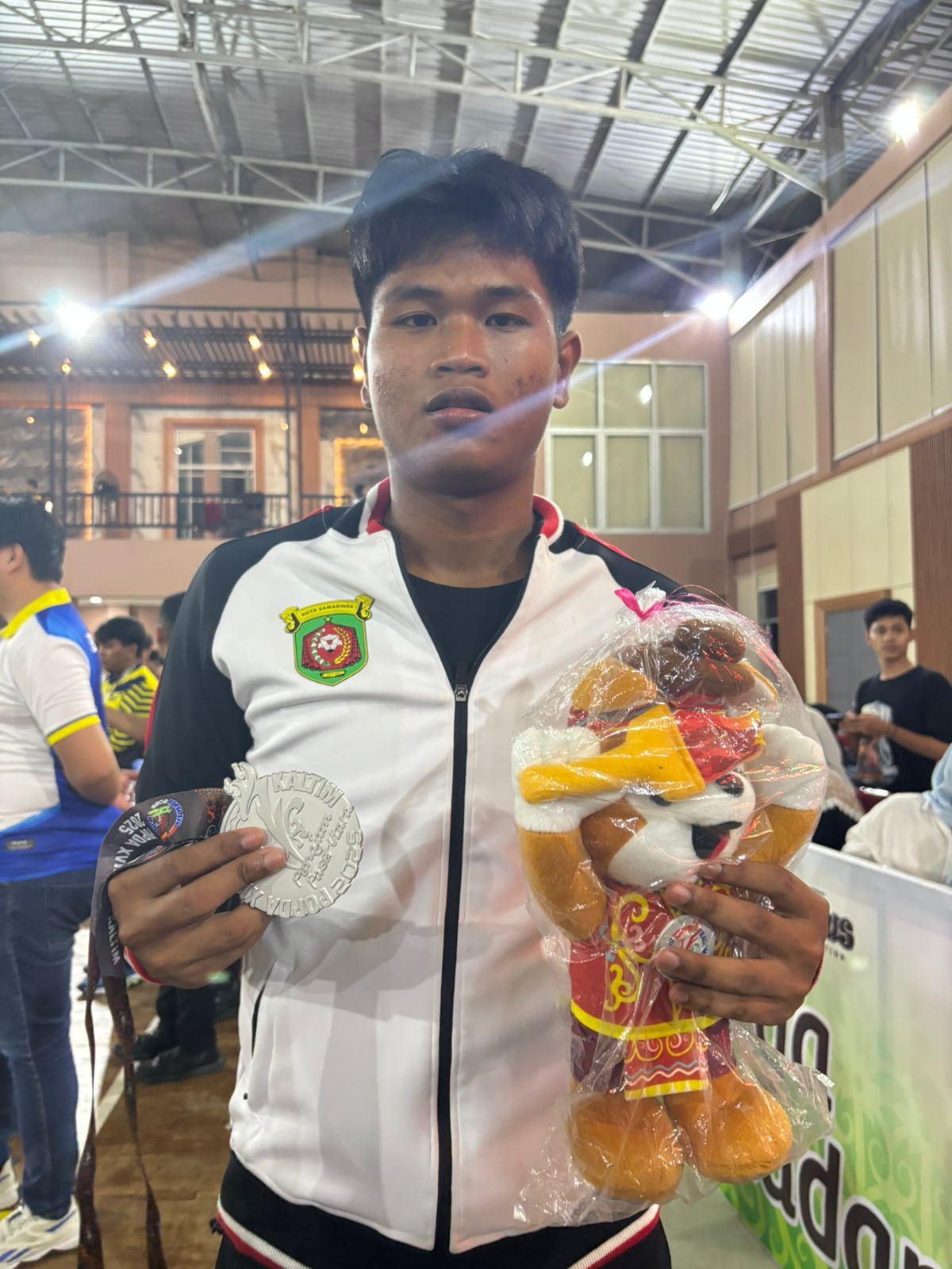 EMAS DI HATI, PERAK DI DADA: REFINO RASYA SAPUTRA UKIR PRESTASI DI POPDA XVII KALTIM