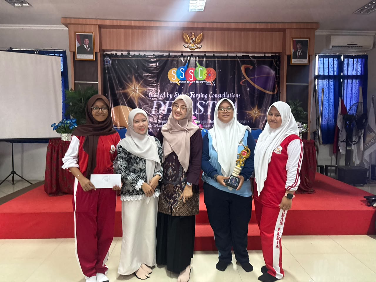 TIM SMABAS PHYSICS CLUB SMAN 11 SAMARINDA SABET JUARA 2 LOMBA MADING 3D SSSC KE-X TIM SMABAS PHYSICS CLUB SMAN 11 SAMARINDA SABET JUARA 2 LOMBA MADING 3D SSSC KE-X