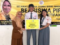 PENYERAHAN BEASISWA PIP ASPIRASI IBU HERTIFAH SAMBUT SENYUM MURID-MURID SMAN 11 SAMARINDA