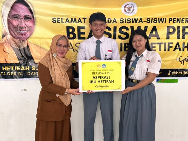 PENYERAHAN BEASISWA PIP ASPIRASI IBU HERTIFAH SAMBUT SENYUM MURID-MURID SMAN 11 SAMARINDA