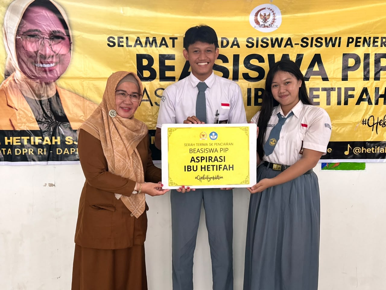 PENYERAHAN BEASISWA PIP ASPIRASI IBU HERTIFAH SAMBUT SENYUM MURID-MURID SMAN 11 SAMARINDA PENYERAHAN BEASISWA PIP ASPIRASI IBU HERTIFAH SAMBUT SENYUM MURID-MURID SMAN 11 SAMARINDA