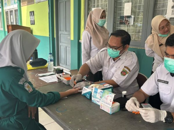 SINERGI POSITIF UKS DAN PUSKESMAS SAMBUTAN: SMA NEGERI 11 SAMARINDA SUKSES GELAR PENJARINGAN KESEHATAN SISWA KELAS X