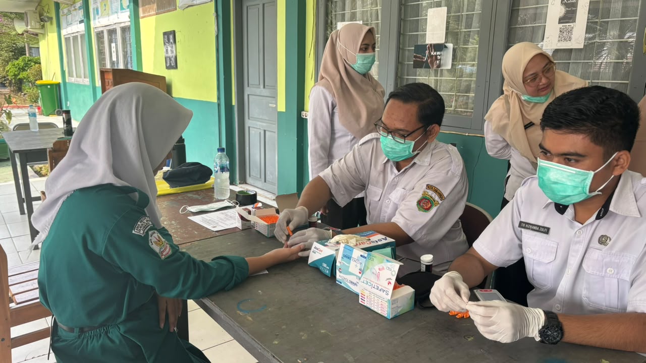 SINERGI POSITIF UKS DAN PUSKESMAS SAMBUTAN: SMA NEGERI 11 SAMARINDA SUKSES GELAR PENJARINGAN KESEHATAN SISWA KELAS X SINERGI POSITIF UKS DAN PUSKESMAS SAMBUTAN: SMA NEGERI 11 SAMARINDA SUKSES GELAR PENJARINGAN KESEHATAN SISWA KELAS X