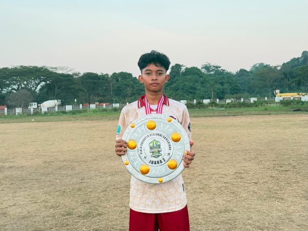 SISWA SMAN 11 SAMARINDA, MUHAMMAD TRY LEANDRO GUSTI SYAHPUTRA, SUKSES BAWA TROFI JUARA 2 PIALA SURATIN U15 TINGKAT KOTA SAMARINDA